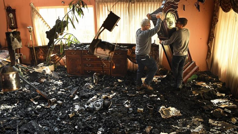 Banorët u kthyen në shtëpitë e djegura, pasi zjarret masive përfshinë atë zonë të Kalifornisë