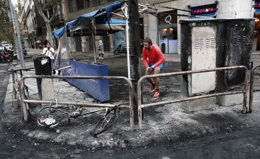 Barcelona e dërmuar: Fillon pastrimi pas protestave të dhunshme ku u lënduan 200 njerëz, ndërsa u shkaktuan shumë dëme materiale