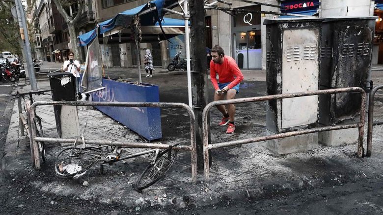 Barcelona e dërmuar: Fillon pastrimi pas protestave të dhunshme ku u lënduan 200 njerëz, ndërsa u shkaktuan shumë dëme materiale