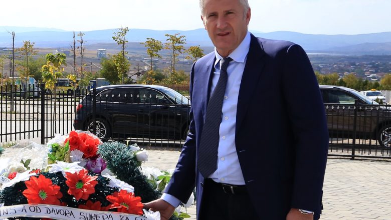 Suker qëndroi gjatë të martës në Kosovë, u nderua me çmimin “Fadil Vokrri i Artë”