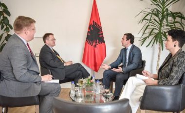 Reagoi për një fotografi me flamurin shqiptar, Ambasada britanike i përgjigjet Aleksandar Vuçiqit