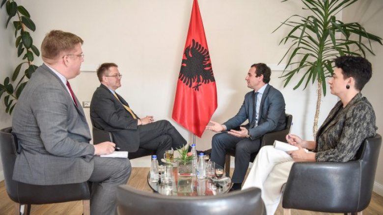 Reagoi për një fotografi me flamurin shqiptar, Ambasada britanike i përgjigjet Aleksandar Vuçiqit