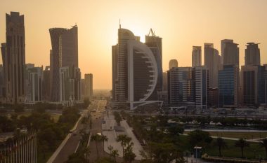 Çfarë nuk u shkon në mendje miliarderëve: Përveçse ngjyrosja e rrugëve, në Katar do të instalohen kondicionerë në hapësira të hapura!