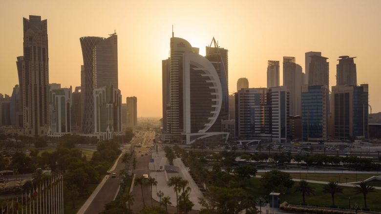 Çfarë nuk u shkon në mendje miliarderëve: Përveçse ngjyrosja e rrugëve, në Katar do të instalohen kondicionerë në hapësira të hapura!