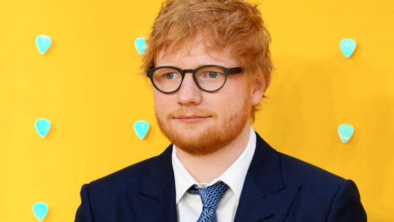 Ed Sheeran në rolin e spiunit britanik në klipin e ri