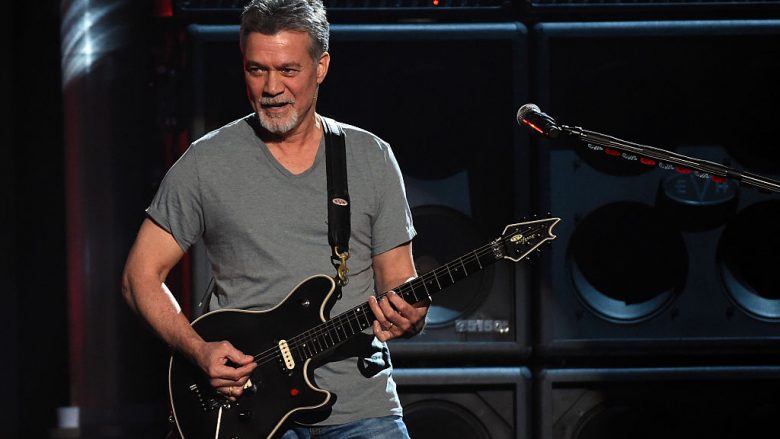 Van Halen vuan nga kanceri që beson se e ka fituar duke e mbajtur në gojë dridhësen e kitarës