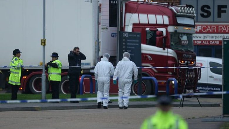 Trupa të pajetë të gjetur në një kamion në Angli, një bandë kineze dyshohet se qëndrojnë pas vdekjes së tyre – tregohet edhe sa paguan për udhëtimin e tyre