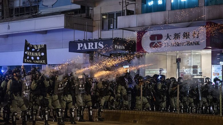 Forcat e rendit në Hong Kong hodhën gaz lotsjellës, mbi protestuesit e maskuar që bllokonin rrugët