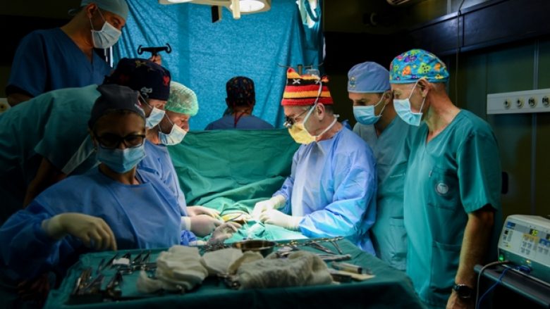 Mjeku nga Australia po operon 25 fëmijë me probleme kirurgjike