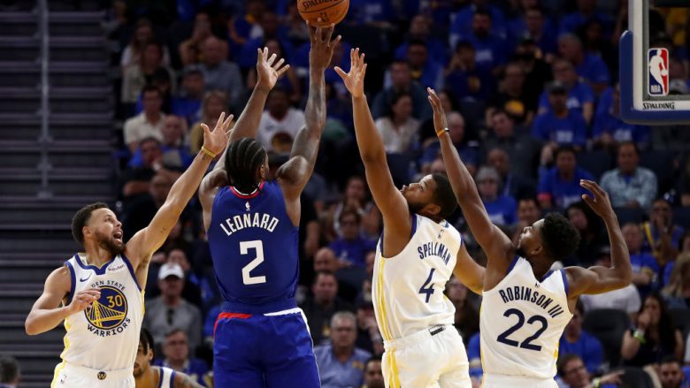 Spektakël në Chase Center, Clippers mposhtin edhe Warriorsat për startin perfekt në NBA