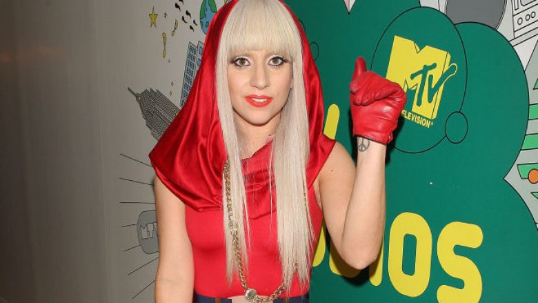 Në 10-vjetorin e “Bad Romance”, Lady Gaga shfaqet tërësisht e zhveshur nga vaska