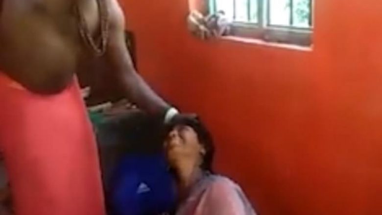 Gruaja e “pushtuar” u alivanos nga dhimbjet, prej ekzorcizmit të dhunshëm të një prifti indian