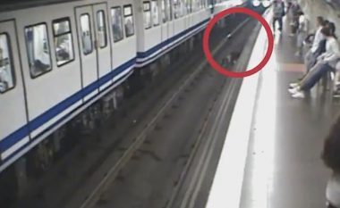 Ishte shumë e koncentruar në telefon, pasagjerja ra në binarë derisa treni po afrohej