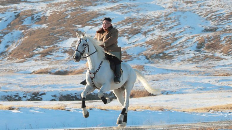 Fotografohet mbi një kalë të bardhë nëpër borë – një ekspert thotë se me këtë, Kim Jong-Un ka dashur të përcjell një mesazh