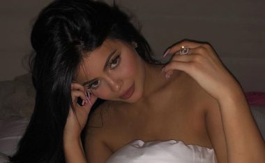 Kylie merr vëmendjen me pozën më bikini në festën e ditëlindjes së Kim