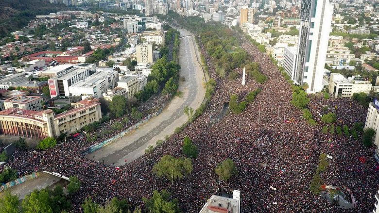 Marshi një milionësh në Kili: Aktivistët shpërfillën gjendjen e jashtëzakonshme, qëndruan tërë natën përjashta duke bllokuar shumicën e rrugëve