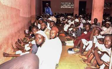 Më se 500 burra janë liruar nga shkolla e tretë në Nigeri, ku mbaheshin të lidhur dhe keqtrajtoheshin