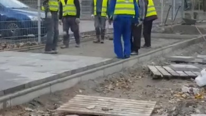 Mungesa e cilindrit u zëvendësua nga punonjësit rumunë që “vallëzuan” për ta rrafshuar rrugën