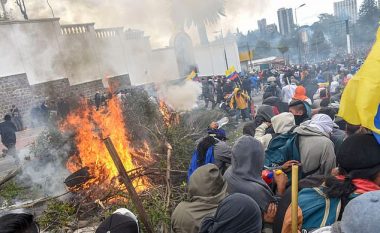 Ua ndaluan subvencionet për karburante, protestuesit  ia mësyjnë parlamentit të Ekuadorit – presidenti i ikur nga kryeqyteti, detyrohet të fillojë negociatat