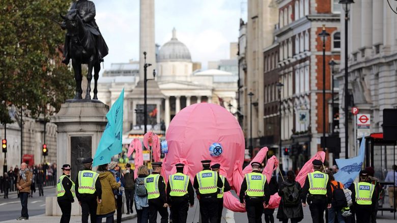 Shkak protestat e mbrojtësve të ambientit, Policia në Londër nuk po mund të merret me “kriminelët” tjerë, kërkon forca shtesë