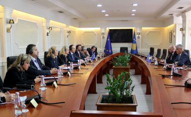 Thaçi takoi përfaqësuesit e vëzhguesve të BE-së për zgjedhjet e 6 tetorit