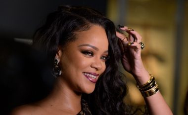 Rihanna publikon libër me fotografi: Fansave të mi u pëlqen të shikojnë e jo të lexojnë