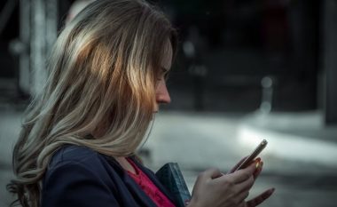 Përdorimi i telefonave të mençur lidhet me ankth, vetmi dhe depresion