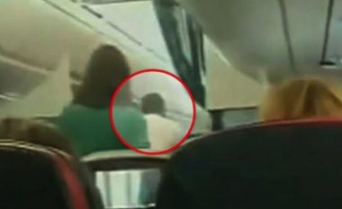 Një grua arriti të “përvidhej” duke u futur në aeroplan – mashtroi stafin e aeroportit me një foto në celularin e saj