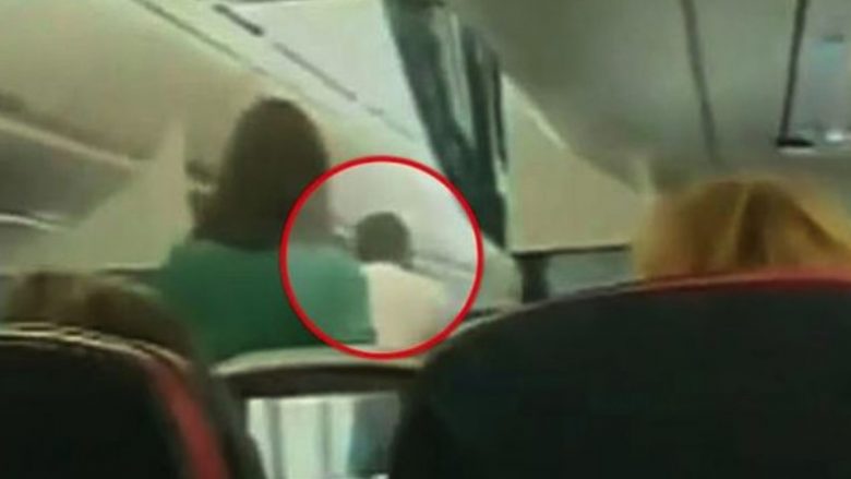 Një grua arriti të “përvidhej” duke u futur në aeroplan – mashtroi stafin e aeroportit me një foto në celularin e saj