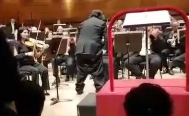 Ishte duke drejtuar orkestrën, dirigjentit në Milano i bien pantallonat – por nuk “dorëzohet”