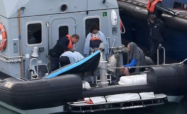 Shpëtohen katër fëmijë në mesin e 31 emigrantëve që po fundoseshin nga dy barka të dëmtuara