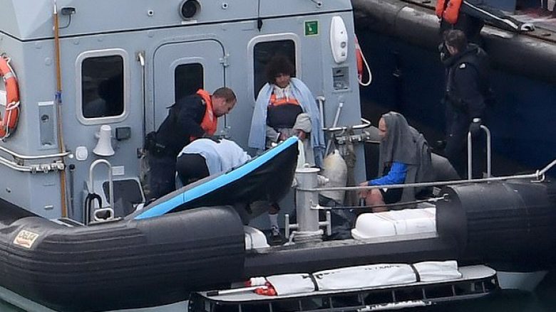 Shpëtohen katër fëmijë në mesin e 31 emigrantëve që po fundoseshin nga dy barka të dëmtuara