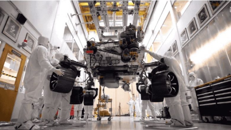 Sonda Mars 2020 e NASA-s qëndron për herë të parë në gjashtë rrotat e veta