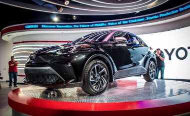 Toyota C-HR me ndryshime në dukje, çmim të arsyeshëm dhe shumë i pëlqyer nga të rinjtë