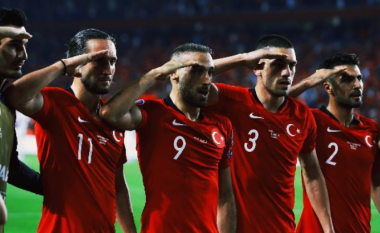 Festa e lojtarëve turq pas golit, dedikim për ushtarët që luftojnë në Siri