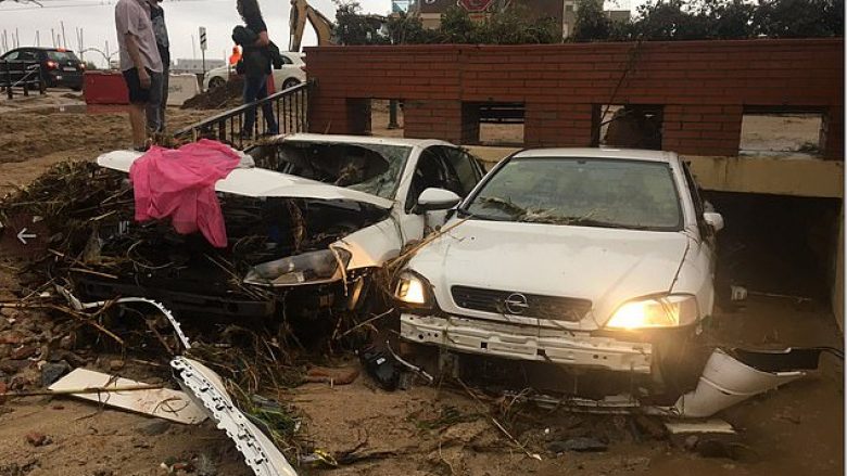Vërshimet në Spanjë shkaktuan vdekjen e dy personave, derisa katër të tjerë janë të zhdukur – një ditë pasi Ibiza u godit nga një tornado