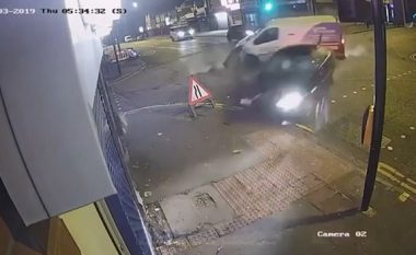 Voziti nëpër dritë të kuqe, goditi furgonin dhe u përplas për një lokal – shoferi dhe dy shoqëruesit e tij u larguan duke e lënë viktimën e shtrirë në asfalt