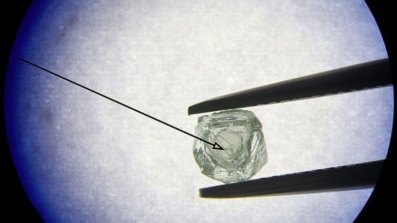 Zbulohet për herë të parë një gur diamanti, brenda së cilit ndodhet dhe një diamant tjetër më i vogël