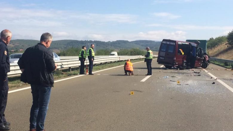 Dy të vdekur dhe tre të lënduar në një aksident në autostradën “Ibrahim Rugova”