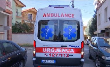 Ambulanca del nga rruga në autostradën Durrës-Tiranë, vdes pacientja