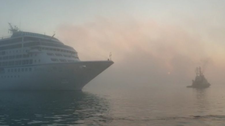 Mjegulla në Durrës “mban peng” anijen me 670 turistë