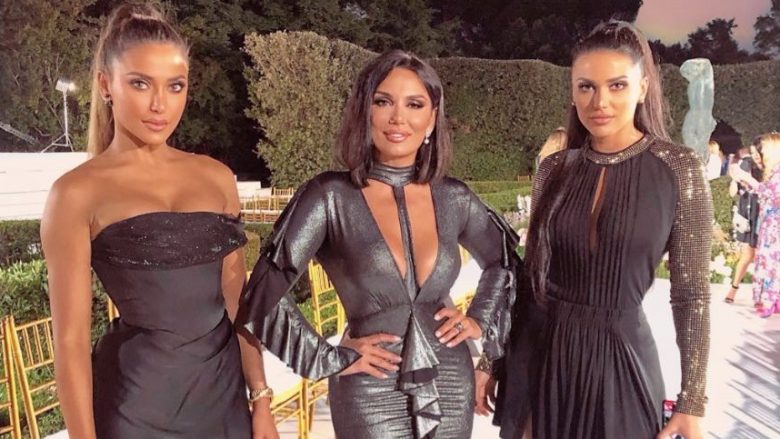 Albërie Hadërgjonaj merr vëmendje me dukjen glamuroze në një fotografi përkrah vajzave të saj