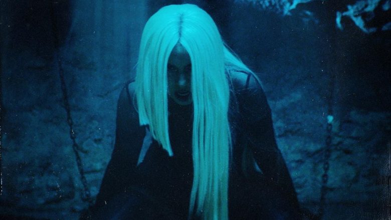 Për Halloween, Ava Max sjell klipin e ri “Freaking Me Out”