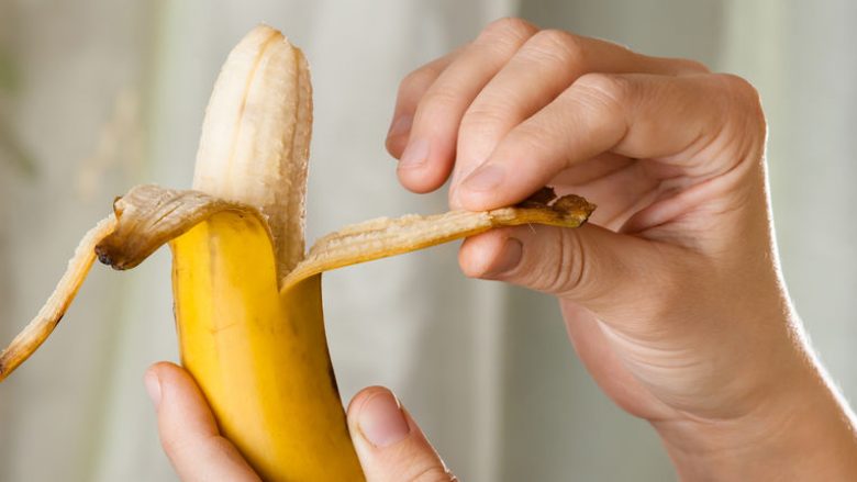 Lëvorja e bananes është më e dobishme seç mendoni: Kështu mund ta përdorni!