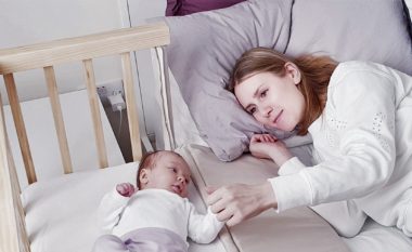 Gabimet trashanike që bëjnë nënat e reja kur vendosin foshnjat në krevat: Disa rregulla sigurie sipas pediatërve