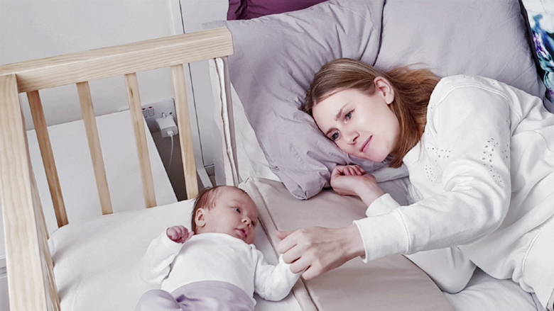 Gabimet trashanike që bëjnë nënat e reja kur vendosin foshnjat në krevat: Disa rregulla sigurie sipas pediatërve