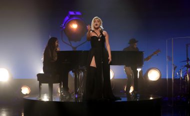 Bebe Rexha shkëlqen në “The Ellen Show”, interpreton live kolonën zanore të “Maleficent 2”