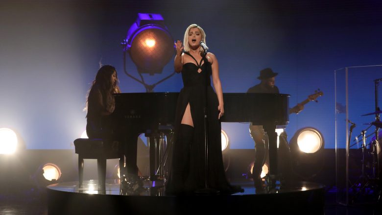 Bebe Rexha shkëlqen në “The Ellen Show”, interpreton live kolonën zanore të “Maleficent 2”