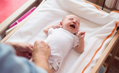 Skuqje nga pelenat: Si të kujdeseni për lëkurën e ndjeshme të bebes?