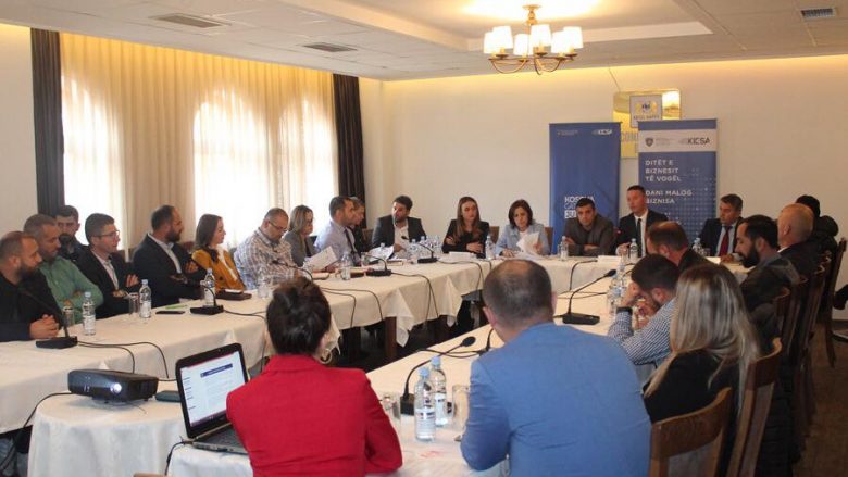 Bizneseve në Gjakovë u prezantohen mënyrat e përkrahjes nga Ministria e Inovacionit